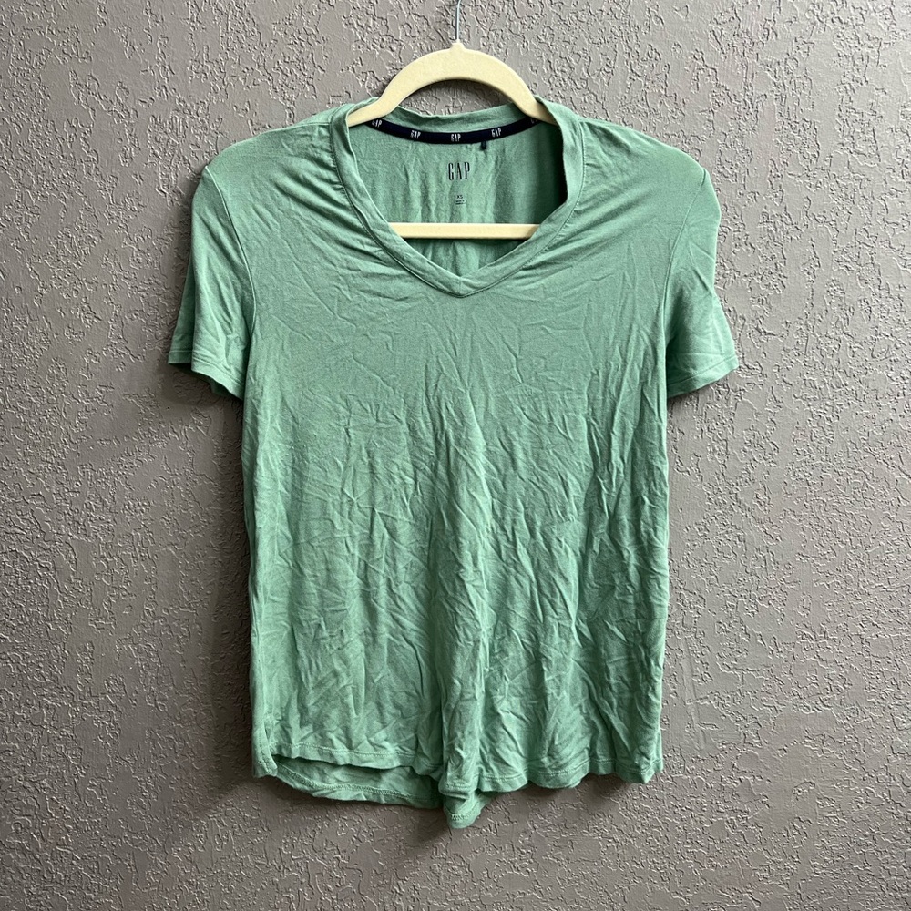Gap v-neck tee